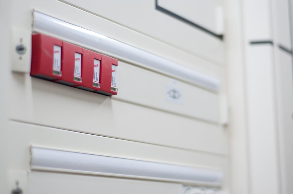 Professionele bliksembeveiliging specialist toont expertise in veilige installatie van bliksemafleiders
