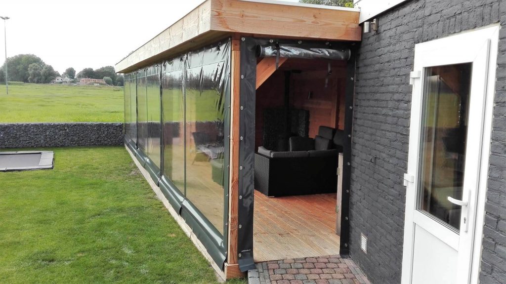 Verandazeil van uitstekende kwaliteit in gebruik op een terrasoverkapping met moderne materialen