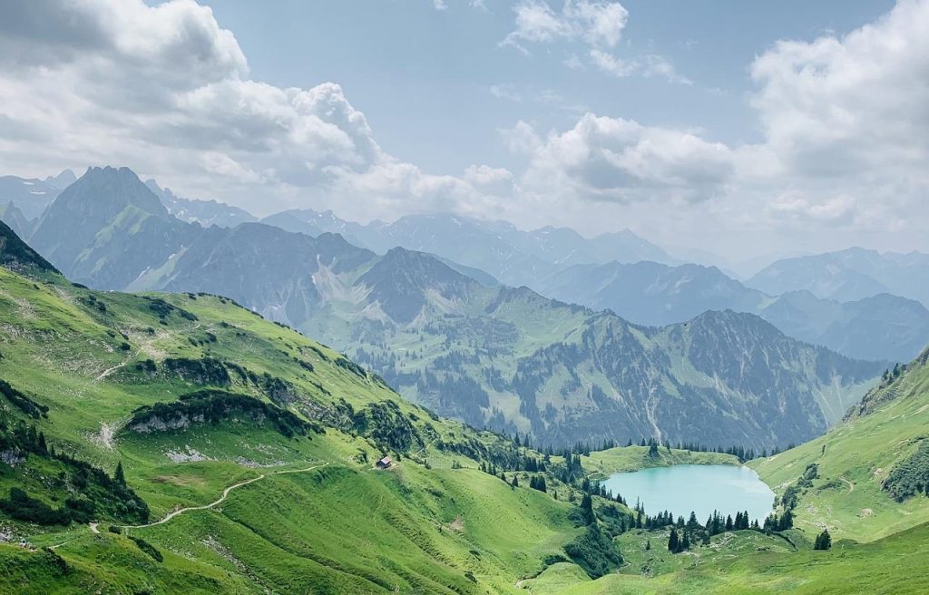 Alpengezicht met campings en glamping locaties in Oostenrijk, ideaal voor ontspanning en avontuur in de bergen