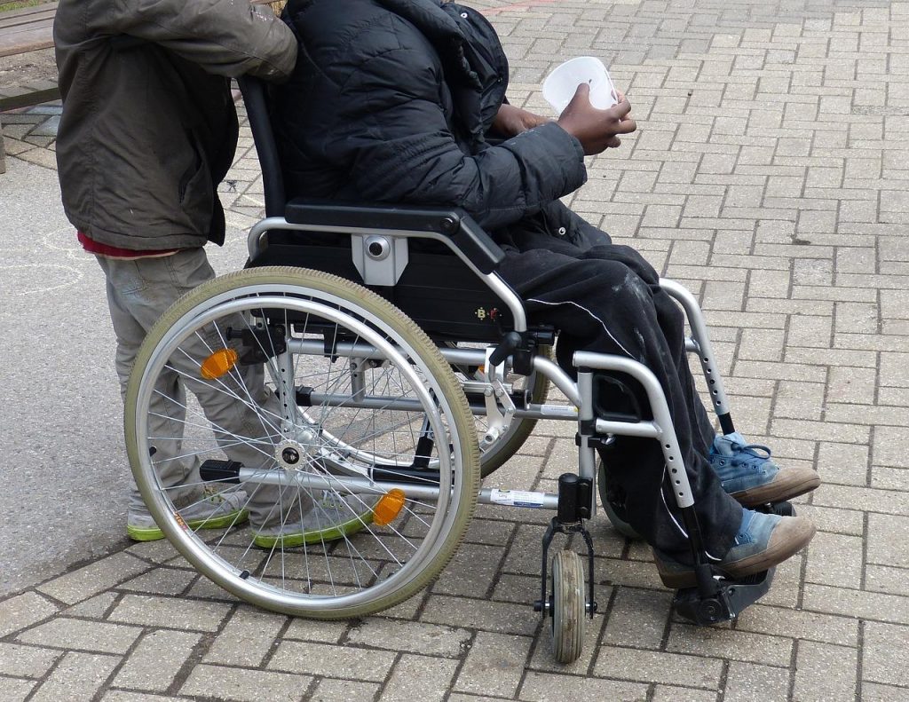 Zorgverleners en bewoners bij gehandicaptenzorg in Gouda werken samen in een ondersteunende woonzorgfaciliteit.