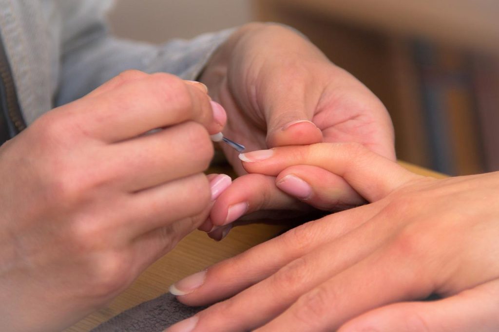 Nagelstyliste in Ridderkerk werkt aan professionele nagelverzorging met nail art en manicure behandelingen