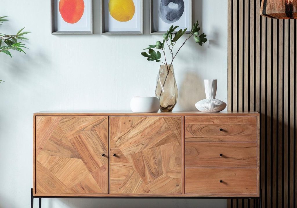 Meubelmaker in Woerden werkplaats met ambachtelijk vervaardigde houten meubels en duurzame designstukken