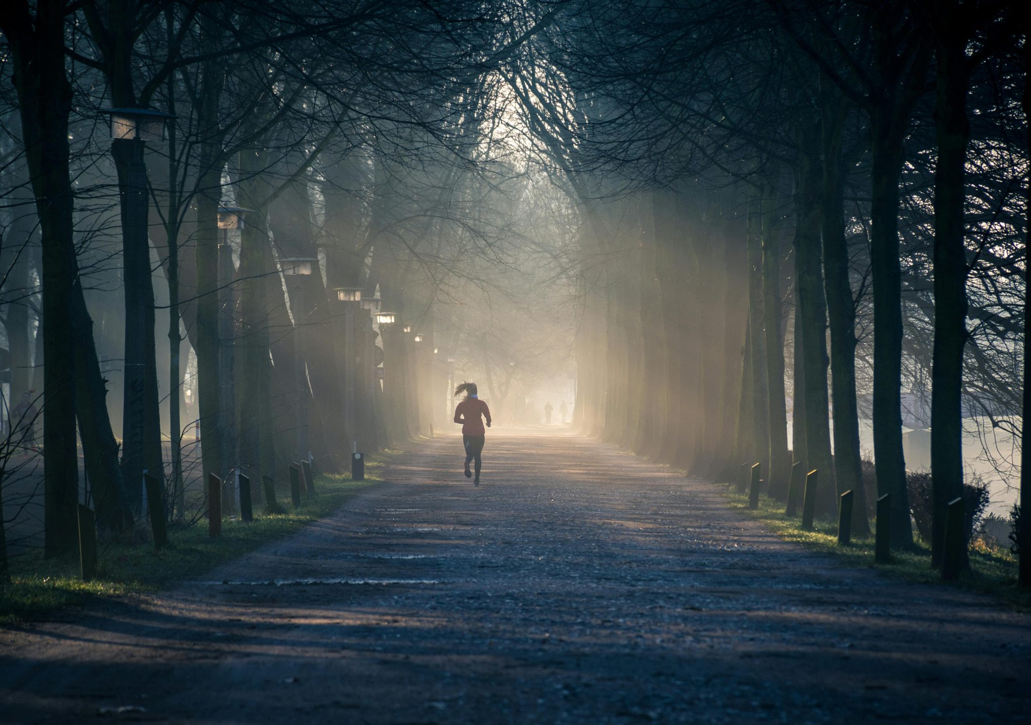Sporter voert warming-up uit voor blessurepreventie trainen en veilige training