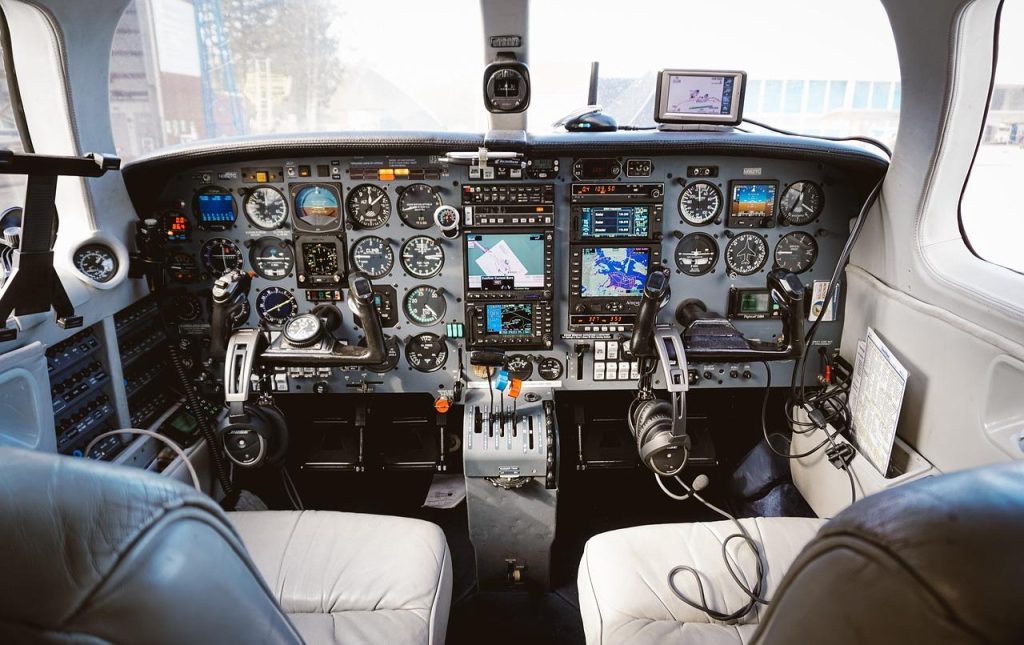 Luxejet interieur met comfortabele zitplaatsen en persoonlijke service voor exclusieve zakelijke vluchten